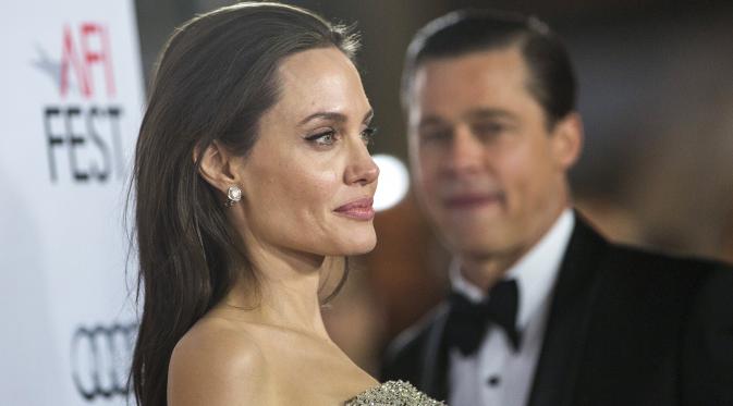 Artis Angelina Jolie berpose didampingi Brad Pitt saat acara pemutaran perdana film 