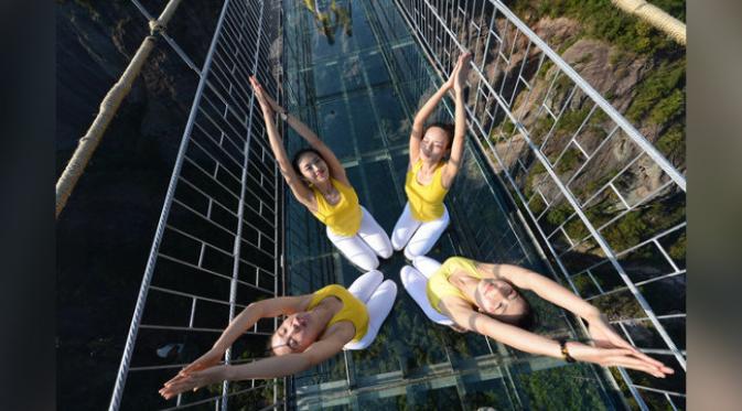 Berlatih berbagai pose rumit, para gadis-gadis yogi seperti tidak takut dengan pemandangan ngeri dari jembatan. (foto: China Photo Press)