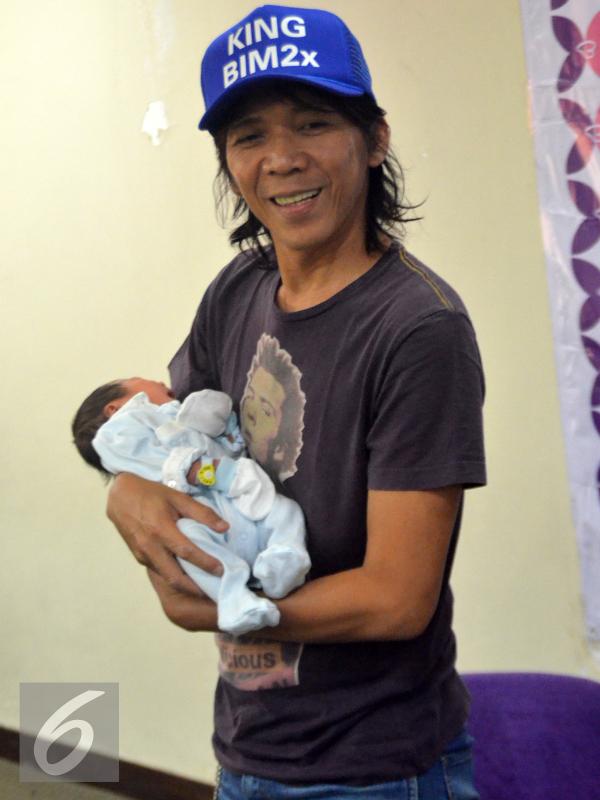 Bimbim Slank sangat bahagia dikarunia seorang bayi laki-laki. [Foto: Hernowo Anggie/Liputan6.com]
