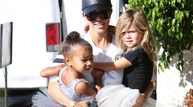 Kris Jenner terharu mendapat hadiah sederhana dari kedua cucunya, Penelope dan Nori [foto: mirror]