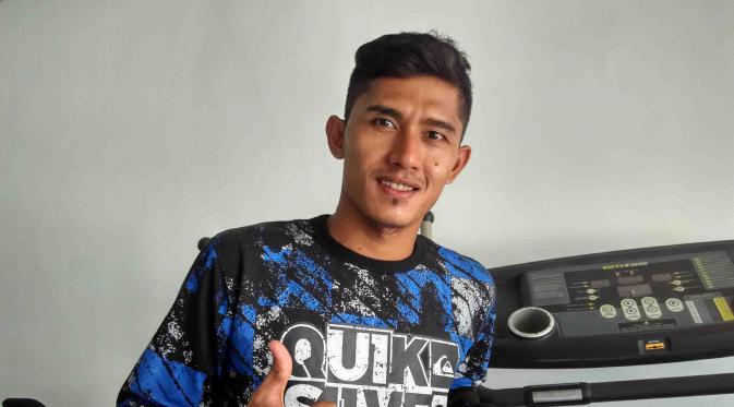 Striker Surabaya United, Rudi Widodo betah bermain di Surabaya United dan ingin mengakhiri kariernya di tim berjuluk Bajul Ijo itu. (Bola.com/Fahrizal Arnas)