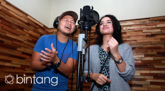 Foto preskon single Sandhy Sondoro feat Wizzy (Deki Prayoga/bintang.com)