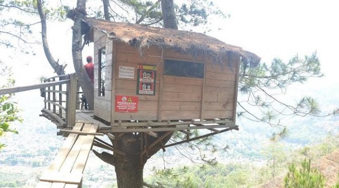 Omah Kayu, rumah pohon yang menempel di atas gunung. / foto: Zainul Arifin