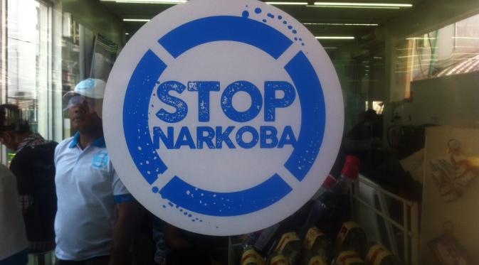 Kepala BNN Komjen Budi Waseso menempelkan stiker bertuliskan Stop Narkoba di beberapa minimarket di sekitar Bundaran HI, Jalan MH Thamrin, Jakarta Pusat. (Liputan6.com/Andreas Gerry Tuwo)