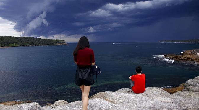 'Tsunami awan' dilihat oleh turis. | via: David Gray/Reuters