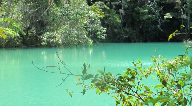 Telaga Biru, Wamena, Papua. | via: fajarindra.web.id