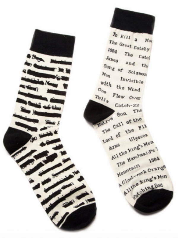 Kaos kaki dengan tulisan berbagai judul buku | via: buzzfeed.com