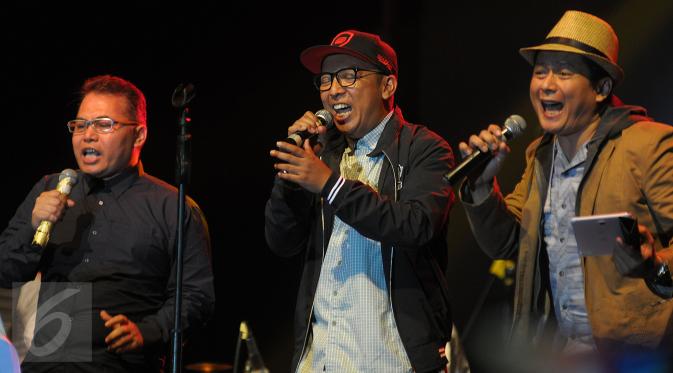 P-Project saat beraksi di The 90’s Festival: Big Reunion yang digelar di kawasan Senayan, Jakarta, Sabtu (7/11/2015). Acara tersebut menjadi ajang reuni generasi tahun 90-an. (Liputan6.com/Herman Zakharia)