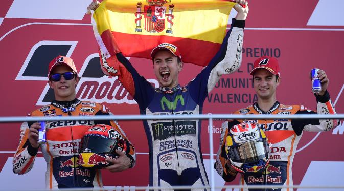 Jorge Lorenzo di podium MotoGP Valencia bersama peringkat kedua, Marc Marquez (kiri), dan Dani Pedrosa di Sirkuit Ricardo Tormo, Valencia, Spanyol, Minggu (8/11/2015). (AFP Photo/Javier Soriano)