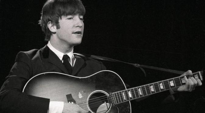 John Lennon bersama gitar Gibson J-160E miliknya.