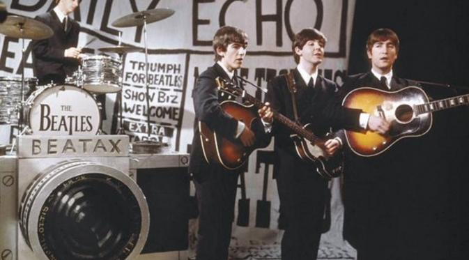 John Lennon dan Gitar Gibson J-160E miliknya.