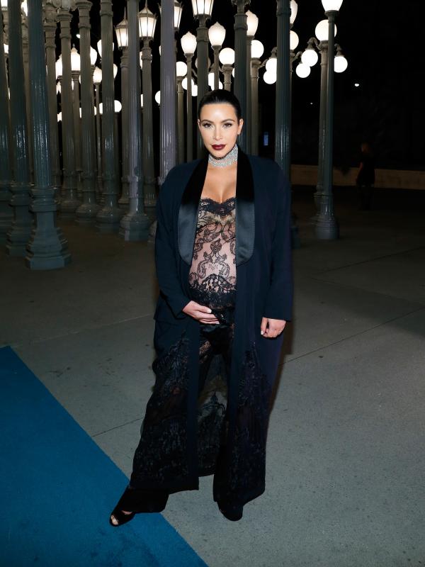 Sosialita dan bintang reality TV, Kim Kardashian berpose sambil memegang perutnya yang semakin besar saat menghadiri ajang LACMA 2015 Art+Film Gala di Los Angeles , California , Sabtu (7/11). (Kaya Polk / Getty Images untuk LACMA / AFP)