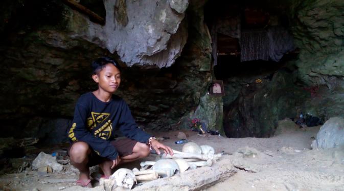 Dannis, sang pemandu wisata di kuburan Batu di Kete Kesu Toraja Utara,Sulawesi Selatan. (Liputan6.com/Eka Hakim)