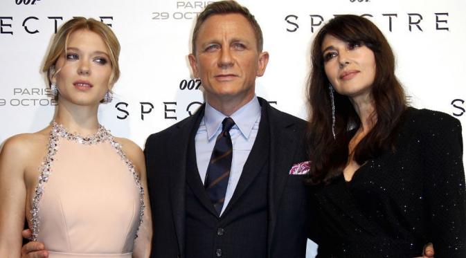 Daniel Craig di antara Lea Seydoux dan Monica Bellucci. (dok. Quartz) 