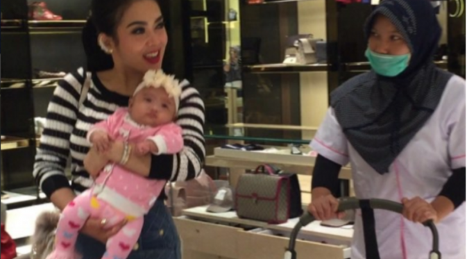 Akhir pekan Syahrini ajak kedua keponakan tercintanya berkeliling pusat perbelanjaan [foto: instagram/princessyahrini]