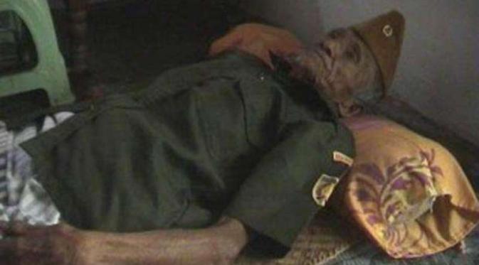 Hari Pahlawan, kemiskinan membuat Tarmidi sang veteran tak mampu beli obat saat sakit | Via: kaskus.co.id