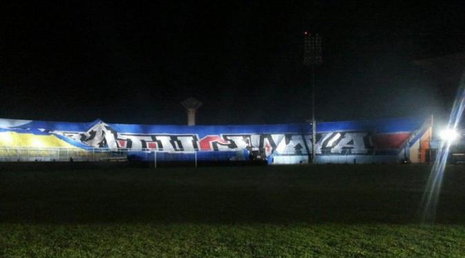 Bendera One Incredible Blue Arema telah dipasang menutupi tribune Stadion Kanjuruhan. Bendera bertuliskan Arema Singo Edan, Salam Satu Jiwa berukuran 15 ribu meter persegi. (Dok.Aremania)