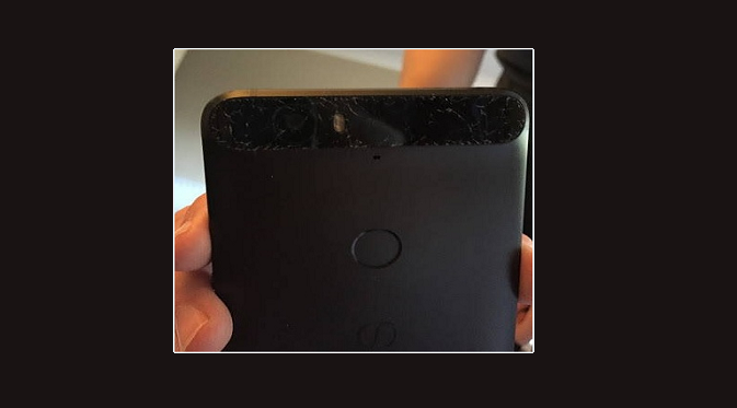 Panel kaca di kover kamera belakang Nexus 6P yang mudah tergores (Doc: Ubergizmo)