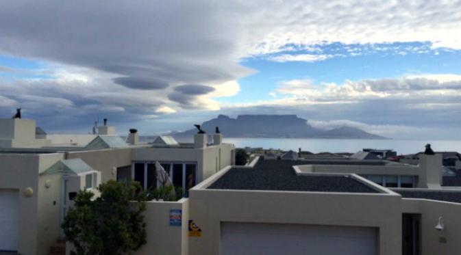 Fenomena awan UFO di atas Cape Town. (Sumber akun Twitter @monjackson)