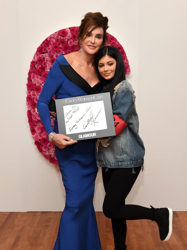 Caitlyn Jenner saat berpose bersama Kylie Jenner di belakang panggung acara penghargaan Glamour Women Of The Year di New York City, Senin (9/11/2015). (Nicholas Hunt/Getty Images untuk Glamour/AFP)