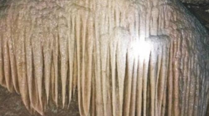 Stalagmit yang menakjubkan bersinar seperti kristal di sebuah gua bawah tanah ditemukan oleh Zang