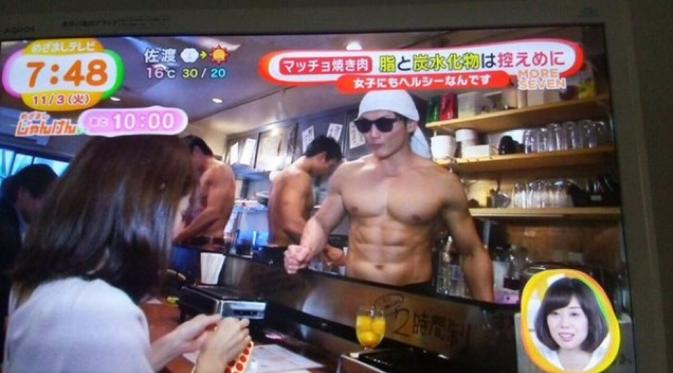 Jadi Pelayan Restoran Jepang, Pria Ganteng Ini Hebohkan Netizen | via: kotaku.com.au