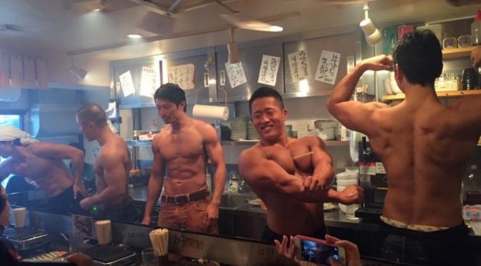 Jadi Pelayan Restoran Jepang, Pria Ganteng Ini Hebohkan Netizen | via: kotaku.com.au