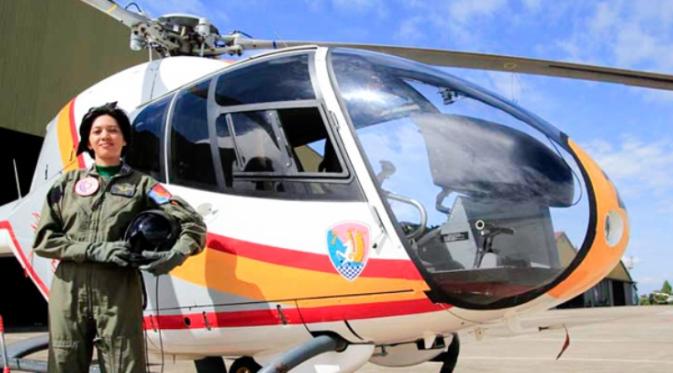 Fariana Dewi Djakaria, pilot helikopter wanita pertama di Indonesia bahkan di Asia Tenggara! | Via: kaskus.co.id