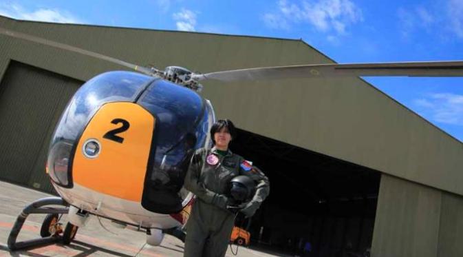 Fariana Dewi Djakaria, pilot helikopter wanita pertama di Indonesia bahkan di Asia Tenggara! | Via: kaskus.co.id