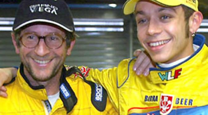 Meski setengah 'dewa', Valentino Rossi tetap berbakti pada orangtua | Via: kaskus.co.id