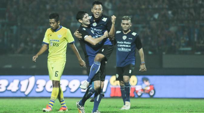 Samsul Arif merayakan gol yang dicetaknya ke gawang Gresik United bersama Esteban Vizcarra. Samsul mencetak tiga gol dan membawa Arema Cronus menang telak 4-1 atas Gresik United di Stadion Kanjuruhan, Selasa (10/11/2015). (Bola.com/Kevin Setiawan)