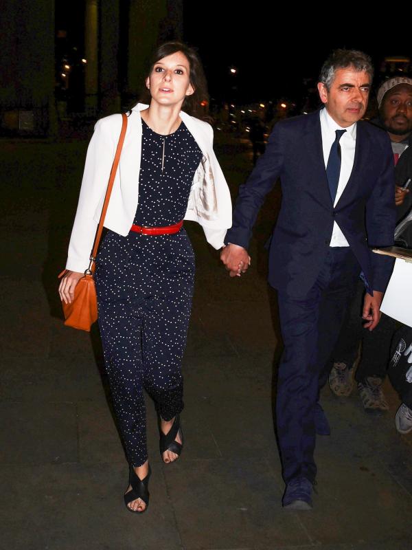 Rowan Atkinson dan Louise Ford (via wallpaper222.com)