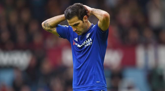 Gelandang Cesc Fabregas mengekspresikan kekecewaannya setelah Chelsea kalah melawan West United (24/10/2015). (Reuters/Tony O'Brien)