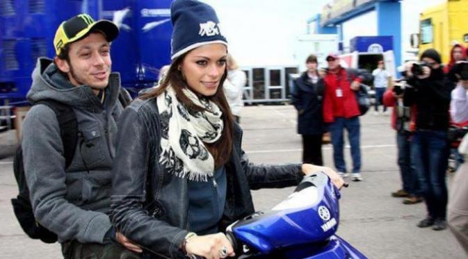 Bukti kedekatan Valentino Rossi dan Linda Morselli. (Crash)