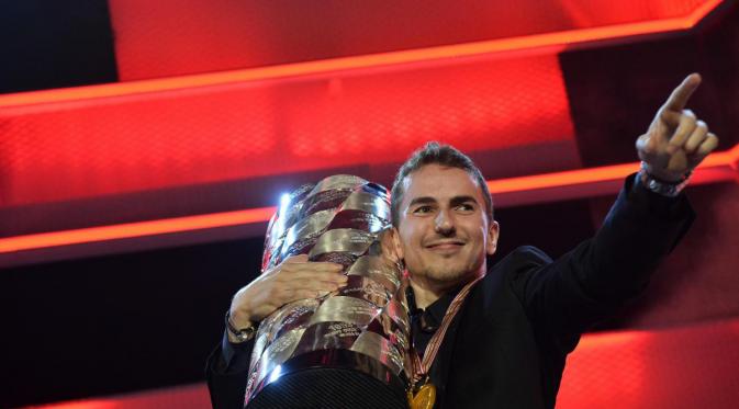 Jorge Lorenzo saat menerima trofi Juara Dunia FIM Awards di Palacio de Congresos, Spanyol, Minggu(8/11/2015.  (motogp.com)