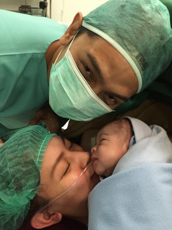 Donita dan Adi Nugroho bersama sang bayi, Svarga. [Instagram]