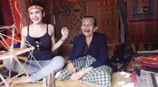  Nikita Mirzani mencoba menenun kain Toraja dengan seorang nenek (sumber foto: instagram Nikita Mirzani)