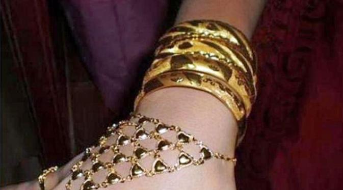 Menikah, Perempuan Ini Dapat Mahar Perhiasan Emas Setoko | via: dailymail.co.uk