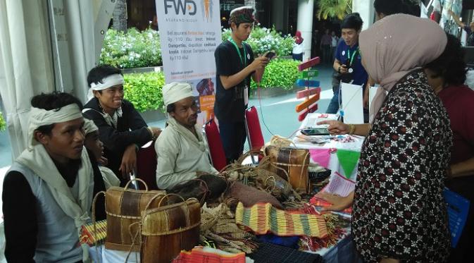 Esthy Reko Astuti, Deputi Bidang Pengembangan Pemasaran Pariwisata Nusantara saat berbincang dengan warga suku Baduy Dalam 