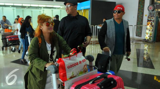 D'Academy Asia asal Singapura tiba di Bandara Soekarno-Hatta. [Foto: Faisal R. Syam/Liputan6.com]