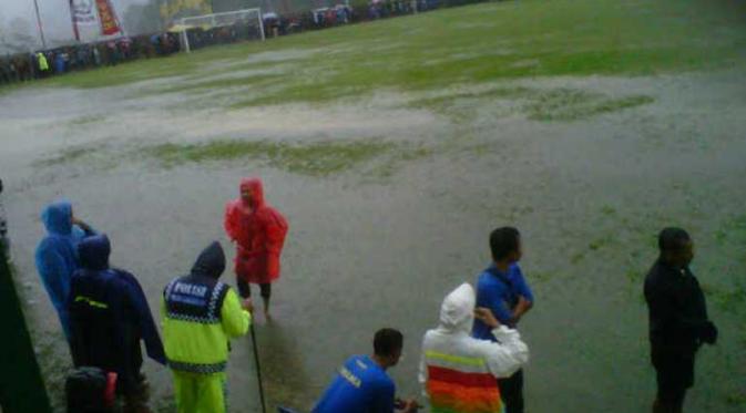Stadion Mini Plumbon di lereng Gunung Lawu jadi kolam setelah diguyur hujan deras pada Selasa (10/11/2015). Laga perempat final antara Persis Solo vs PSBK Blitar pun tak dituntaskan. (Bola.com/Romi Syahputra)