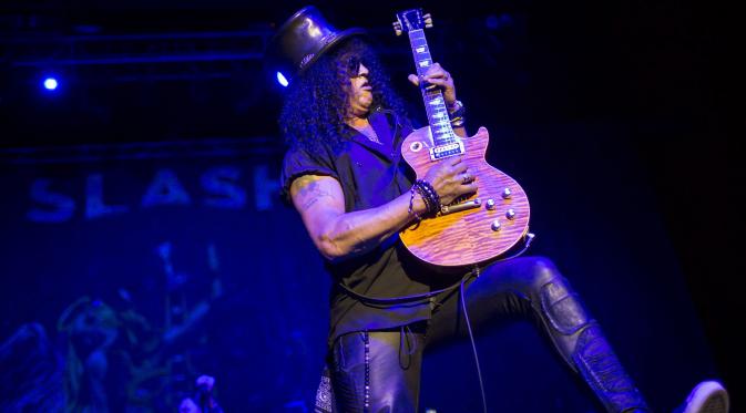 Menurut situs ‘a a music insider’ mengatakan kepada mereka bahwa gitaris Slash dan vokalis Axl Rose telah secara lisan setuju untuk melakukan hal bersama-sama lagi dan mereformasi band asli mereka. (Bintang/EPA)