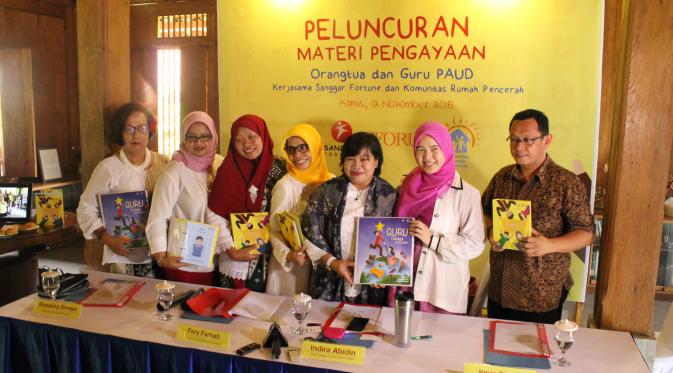 Launching buku materi pengayaan orangtua dan guru PAUD. (Foto: Sanggar Fortune dan KRP)