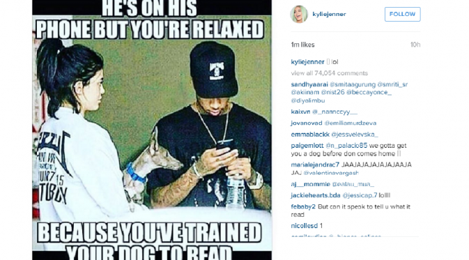 Kylie Jenner buat meme lucu untuk sindir sang kekasih yang sibuk dengan ponselnya [foto: instagram/kyliejenner]