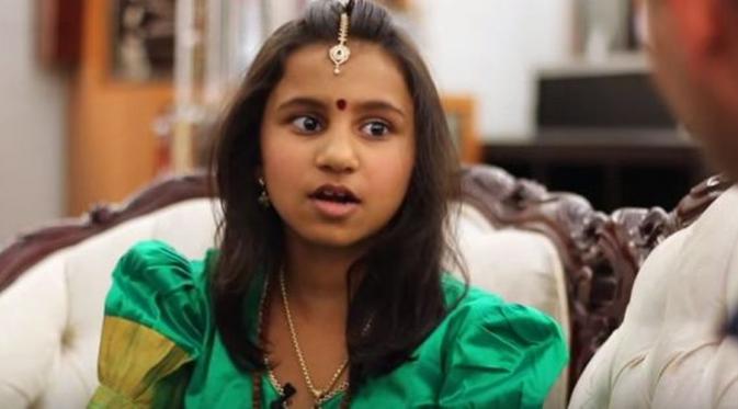 Yogamaatha, gadis berusia 9 tahun asal India yang bisa membaca dengan mata tertutup. | via: Youtube