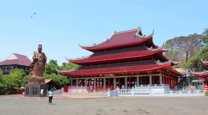 Patung Laksamana Cheng Ho yang dibangun dengan tinggi mencapai 17 meter, dan dibuat menggunakan bahan baku perunggu