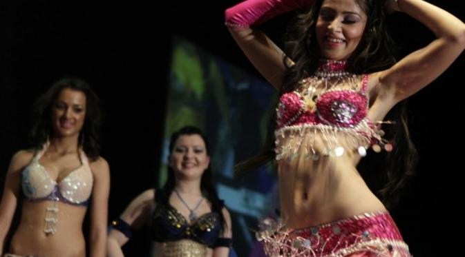 Belly dance. (Via: indiatimes.com)
