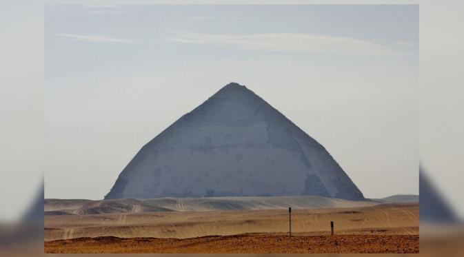 Piramida Meidum. (foto: Amusing Planet/NeferTiyi)