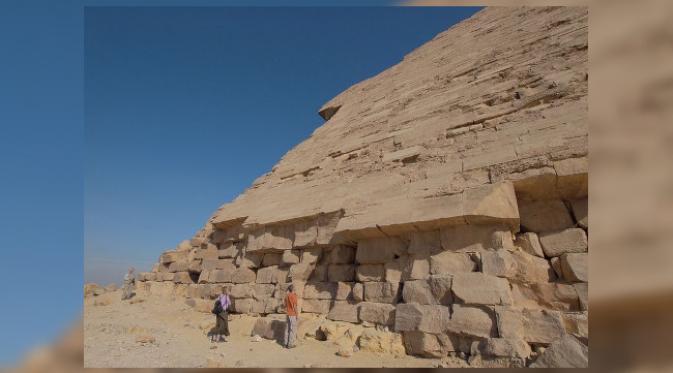 Permukaan Piramida Bengkok masih dilapisi batu kapur. (foto: Amusing Planet/Flickr/Phil)