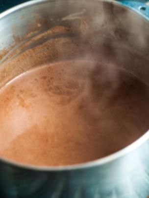 Setelah itu masukkan ke dalam panci lalu gabungkan campuran cokelat dengan 4 cangkir susu ke dalam panci.  Rebus dengan api kecil sekitar 15-20 menit atau sampai cokelatnya meleleh.| via: tasteofyummy.com